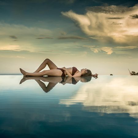 Munduk Moding Plantation Nature Resort Eksteriør bilde A photomontage of a woman lying on a lake
