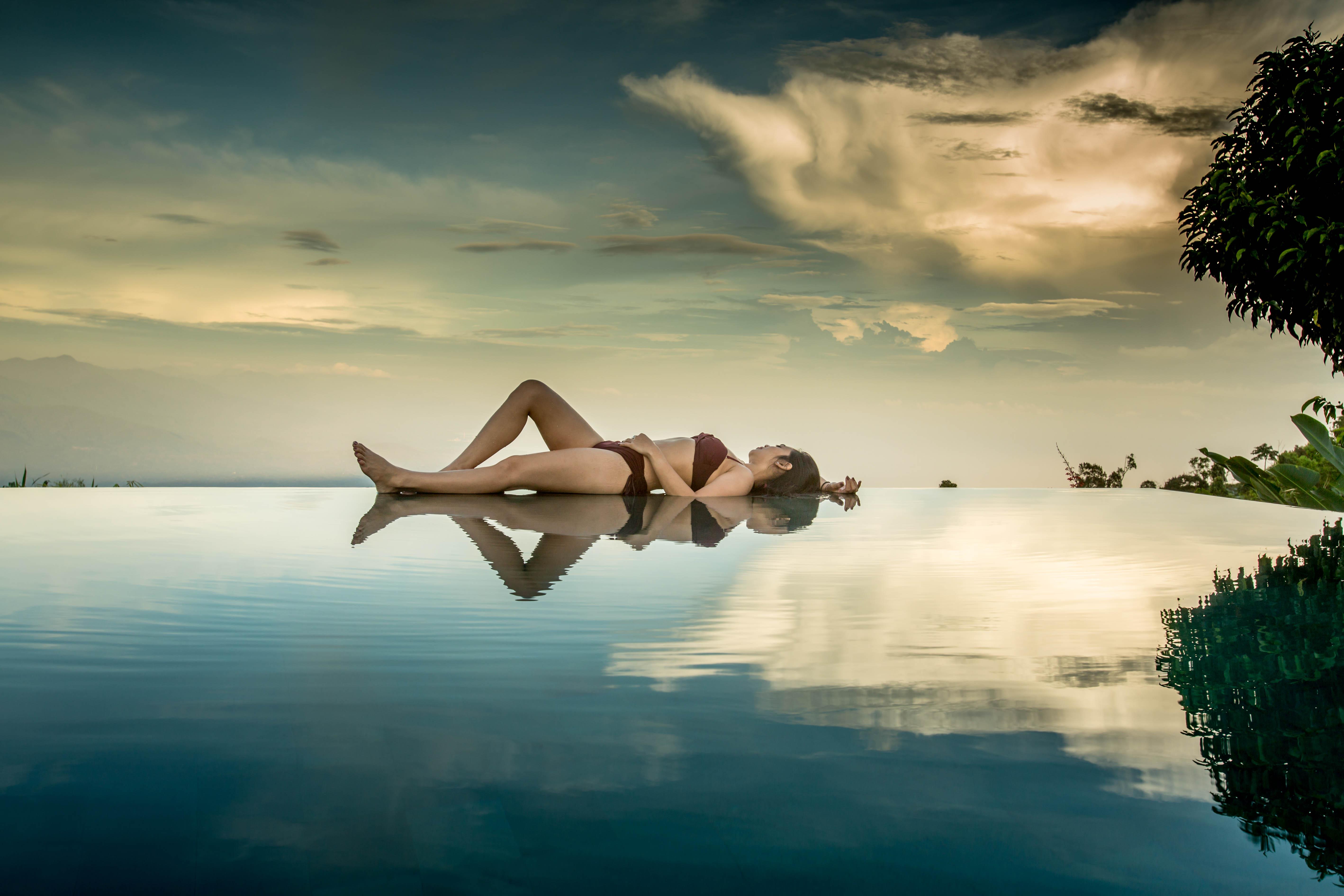 Munduk Moding Plantation Nature Resort Eksteriør bilde A photomontage of a woman lying on a lake