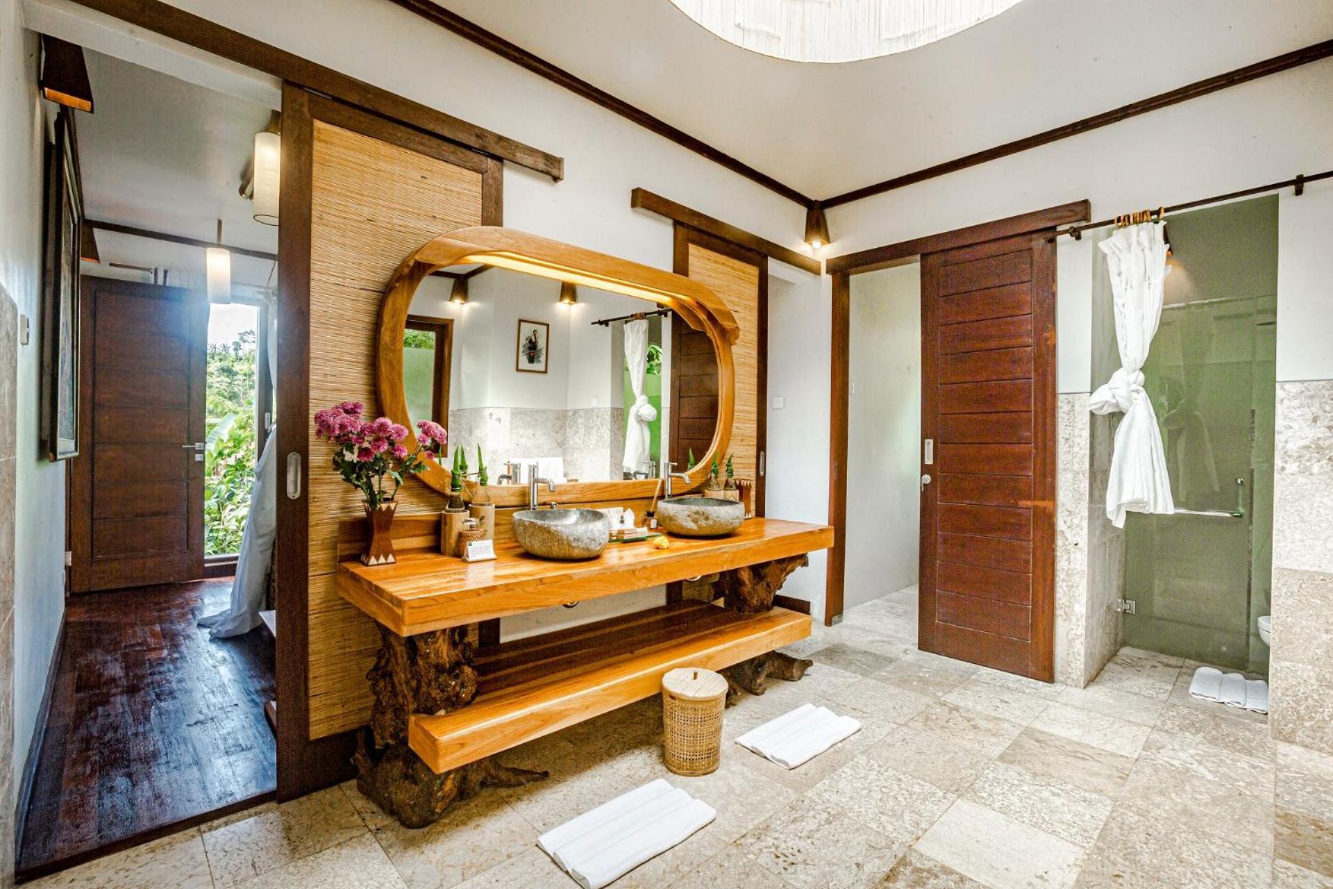 Munduk Moding Plantation Nature Resort Eksteriør bilde Bathroom at the Four Seasons Resort